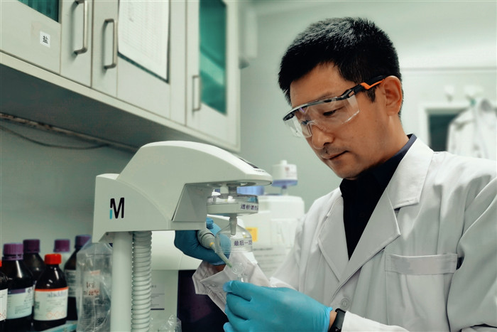 【甲子?xùn)|油情 百年大學夢】東油學子風采錄第七期 以“材”筑夢，探微求真——記材料科學研究的東油追光者